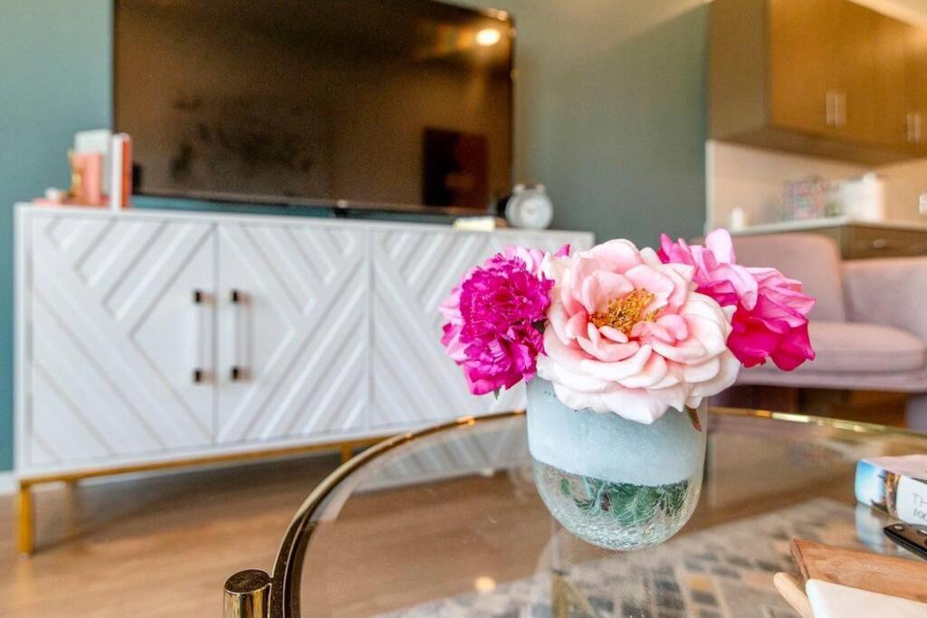 Stylish Downtown Condo W/ Pool & Parking 纳什维尔 外观 照片