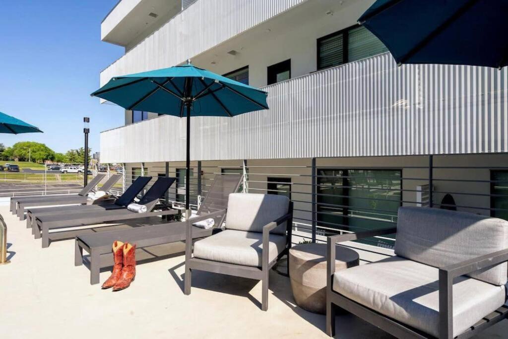 Stylish Downtown Condo W/ Pool & Parking 纳什维尔 外观 照片