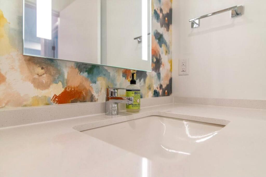 Stylish Downtown Condo W/ Pool & Parking 纳什维尔 外观 照片