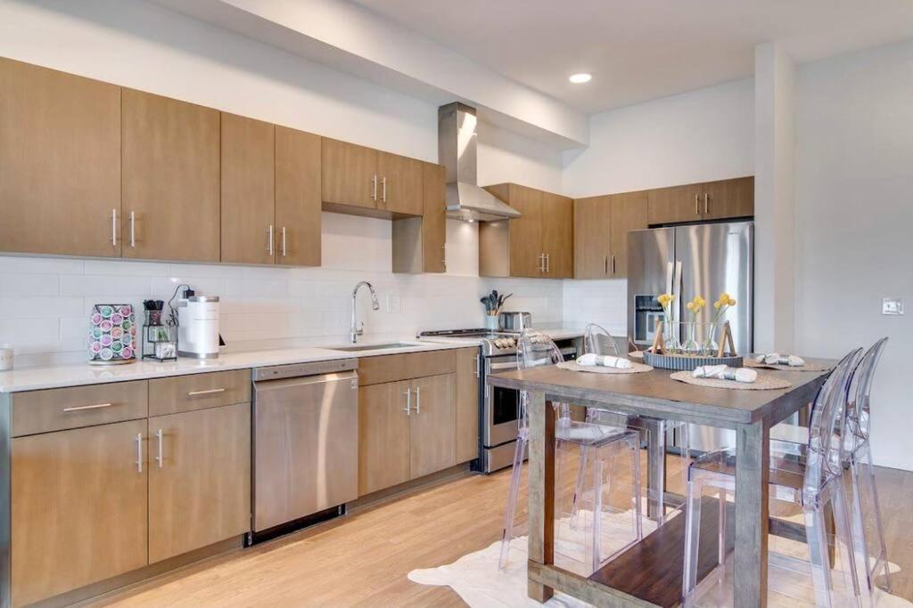 Stylish Downtown Condo W/ Pool & Parking 纳什维尔 外观 照片